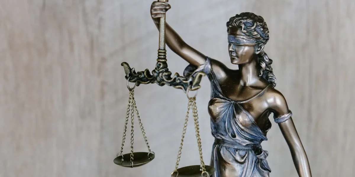 Estátua da justiça com balança, símbolo da contestação da decisão