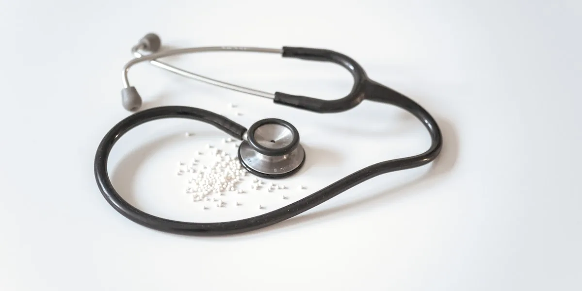 Estetoscópio sobre superfície clara, símbolo da avaliação médica