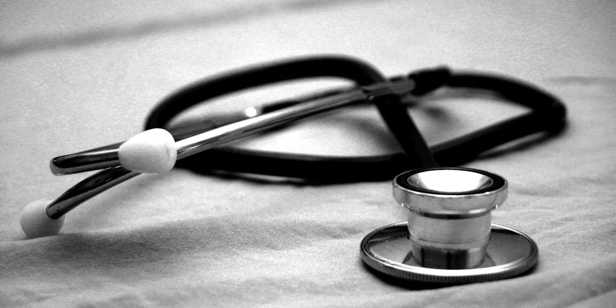 Estetoscópio sobre maca, símbolo da avaliação médica pericial