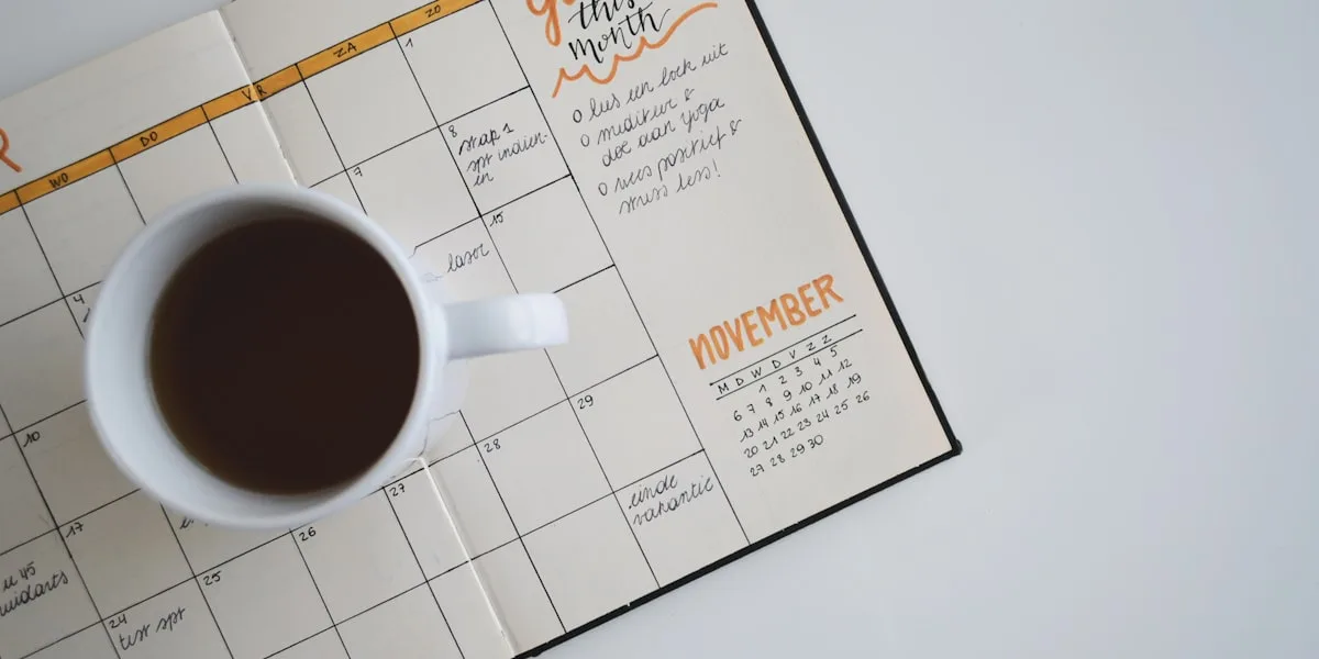 Xícara de café sobre um calendário, lembrando os prazos do recurso